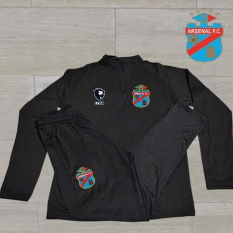 Conjunto con buzo de Arsenal de Sarandí