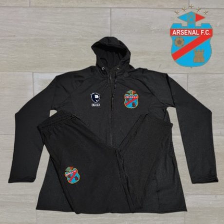 Conjunto con campera de Arsenal de Sarandí, negra