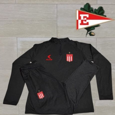 Conjunto con buzo de Estudiantes de La Plata
