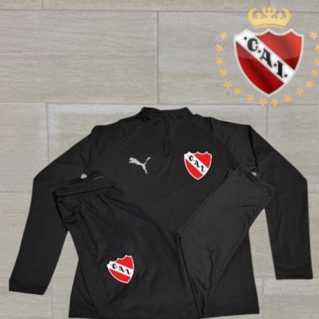 Conjunto con buzo de Independiente