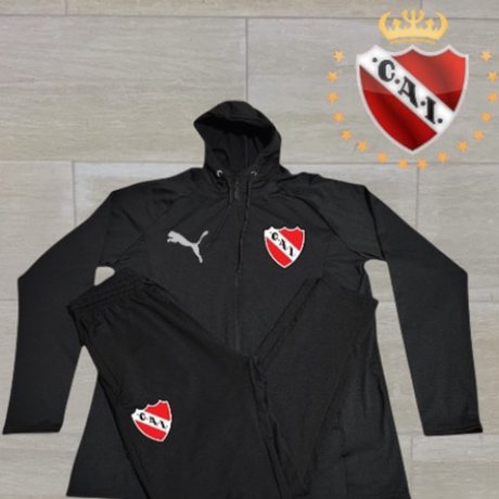 Conjunto con campera de Independiente, negra