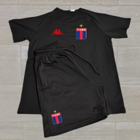 Conjunto corto con remera de Tigre