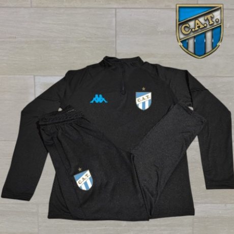 Conjunto con buzo de Atlético Tucumán